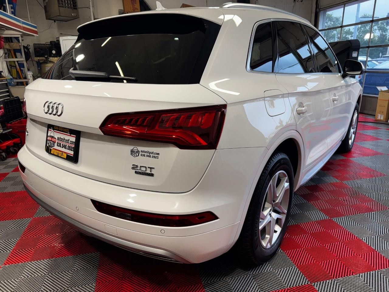 Audi Q5 Vehicle Full-screen Gallery Image 07
