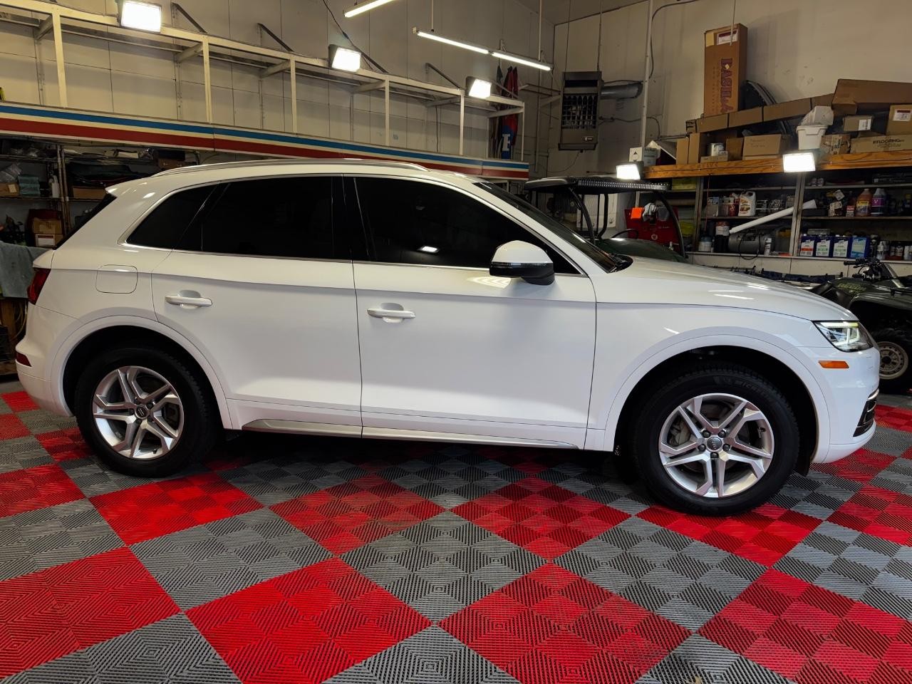 Audi Q5 Vehicle Full-screen Gallery Image 08