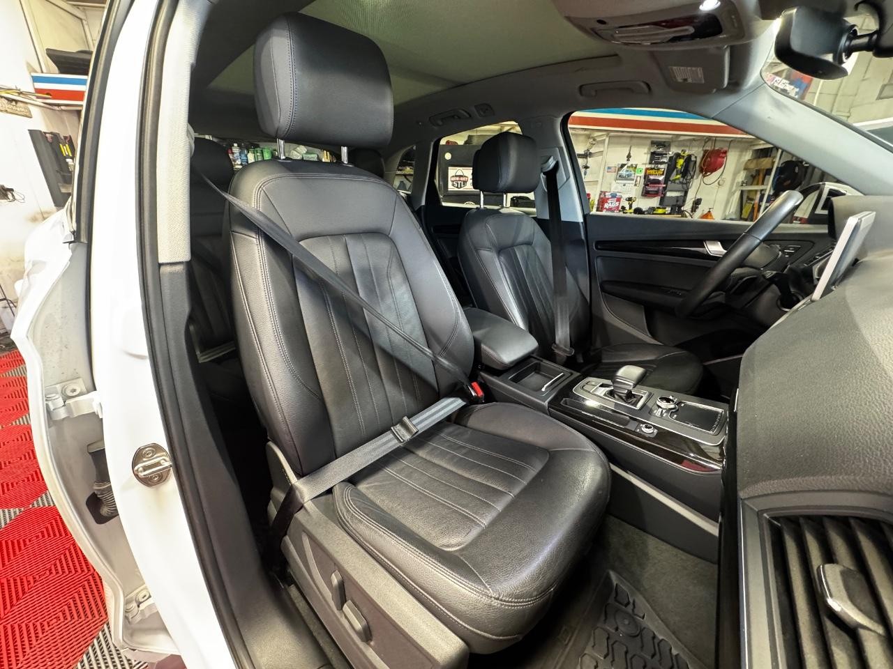 Audi Q5 Vehicle Full-screen Gallery Image 09