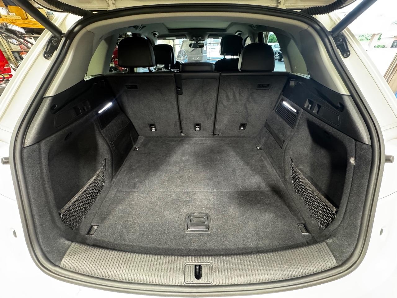 Audi Q5 Vehicle Full-screen Gallery Image 12
