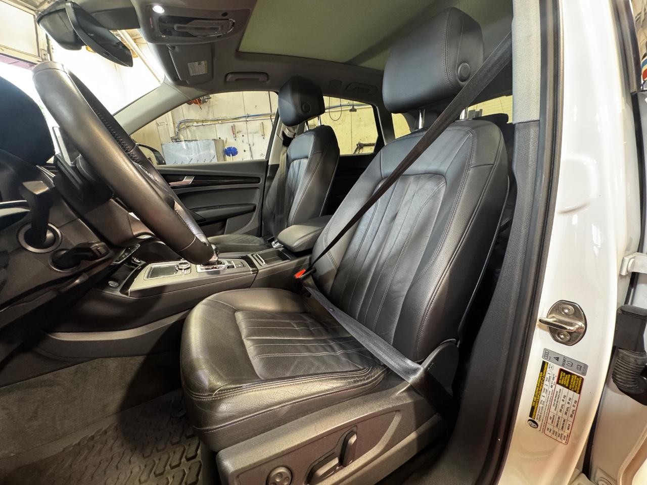 Audi Q5 Vehicle Full-screen Gallery Image 15