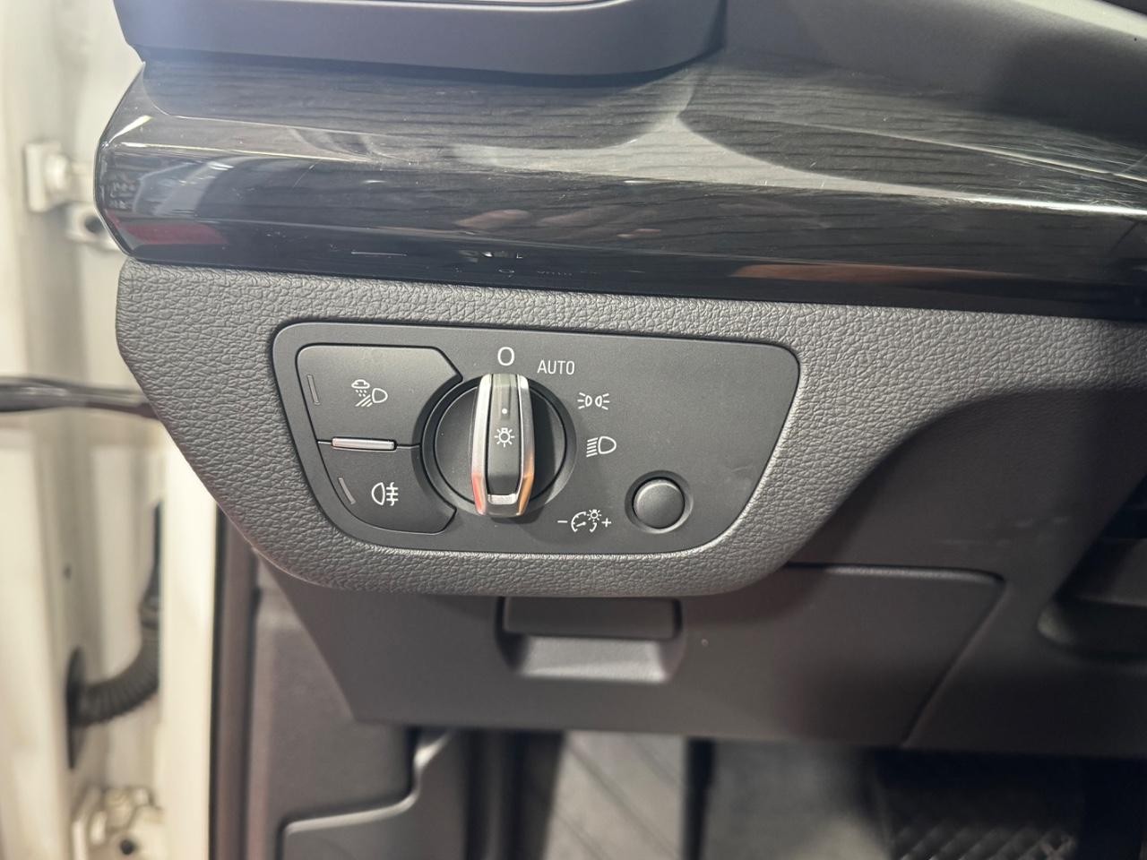 Audi Q5 Vehicle Full-screen Gallery Image 16