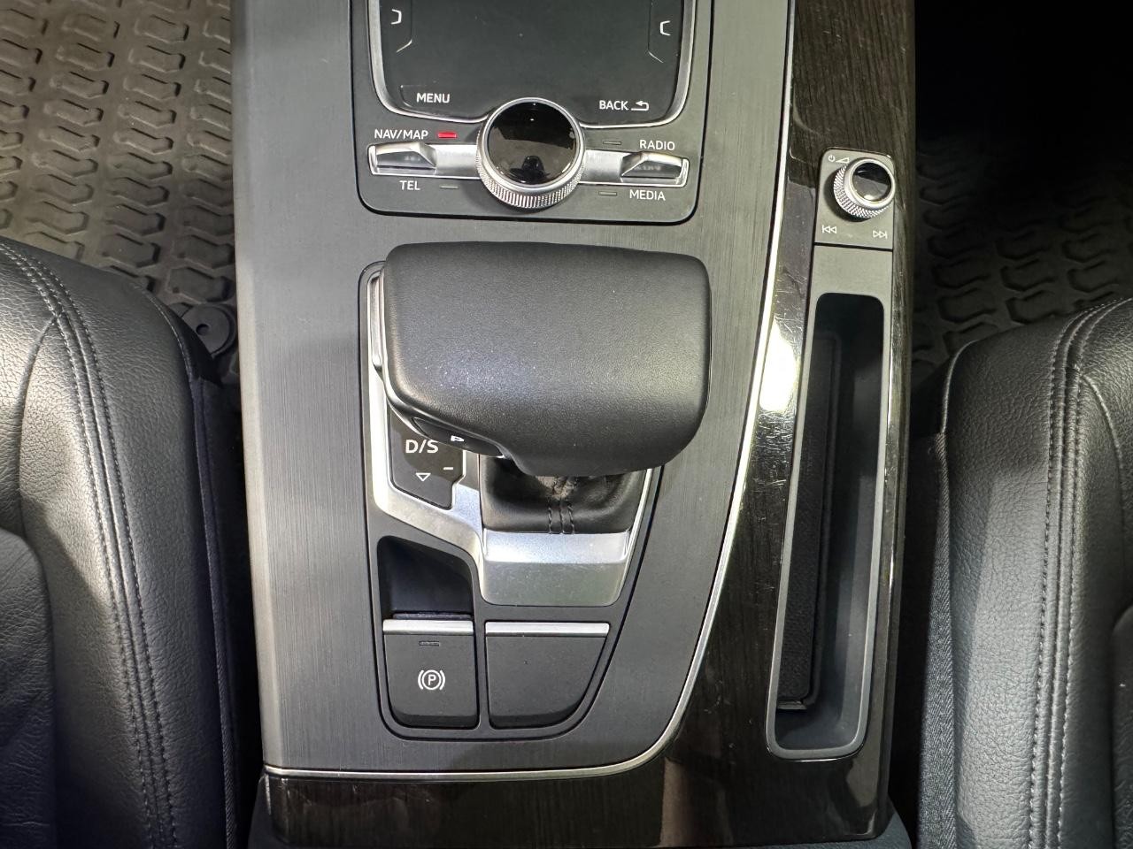 Audi Q5 Vehicle Full-screen Gallery Image 24
