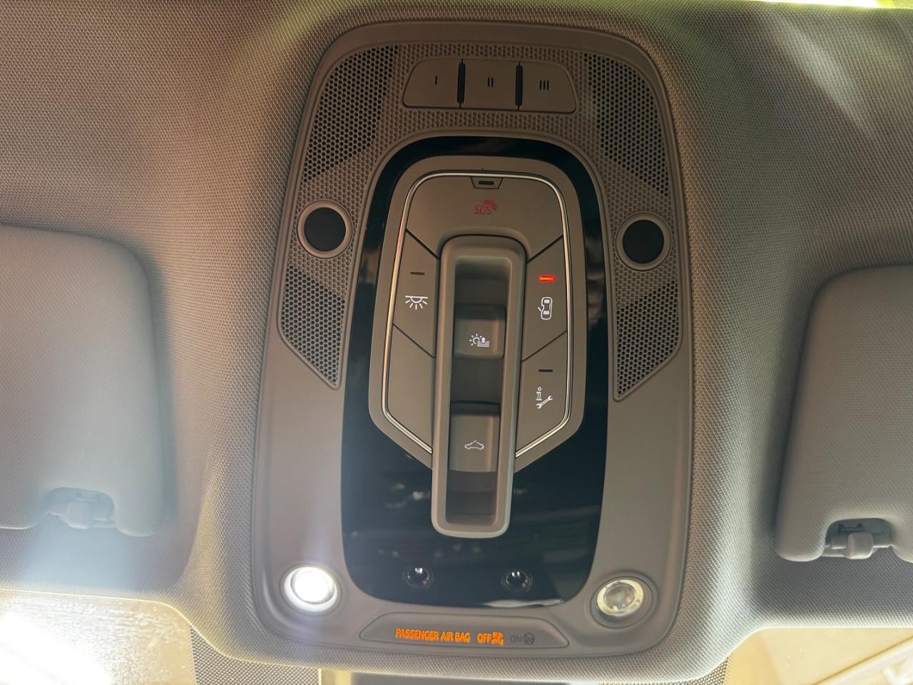 Audi Q5 Vehicle Full-screen Gallery Image 25