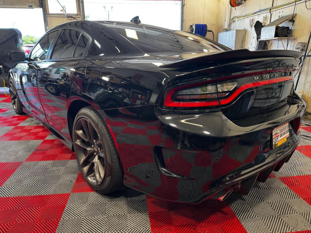 Dodge Charger Vehicle Full-screen Gallery Image 05