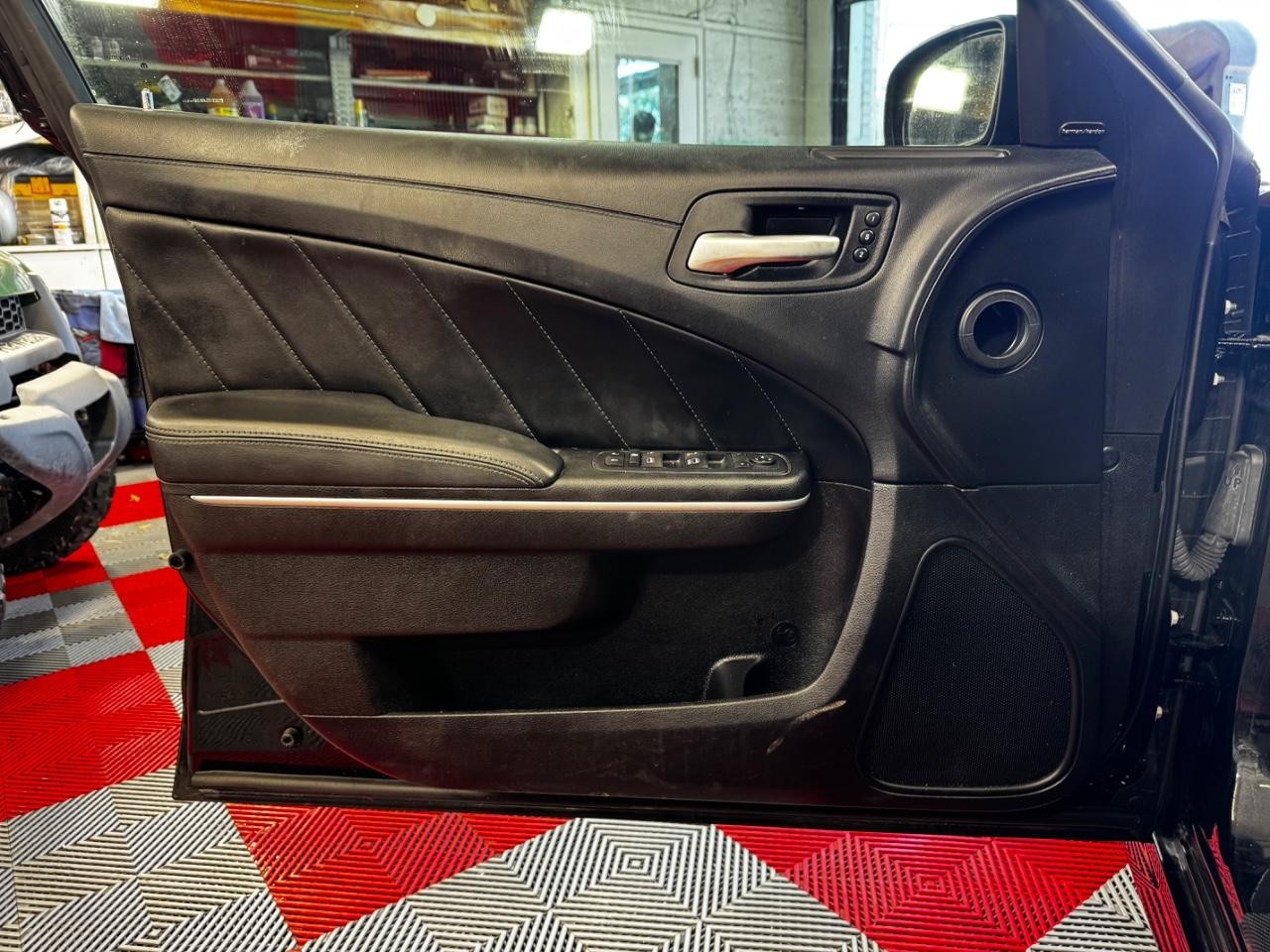 Dodge Charger Vehicle Full-screen Gallery Image 15