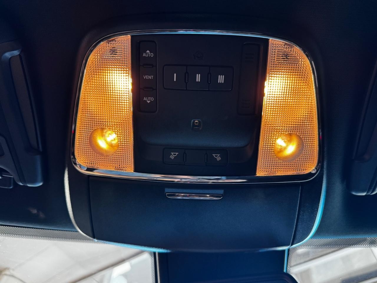 Dodge Charger Vehicle Full-screen Gallery Image 23