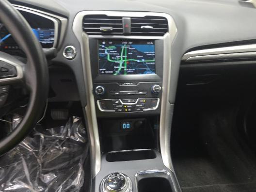 Ford Fusion Hybrid Vehicle Full-screen Gallery Image 10