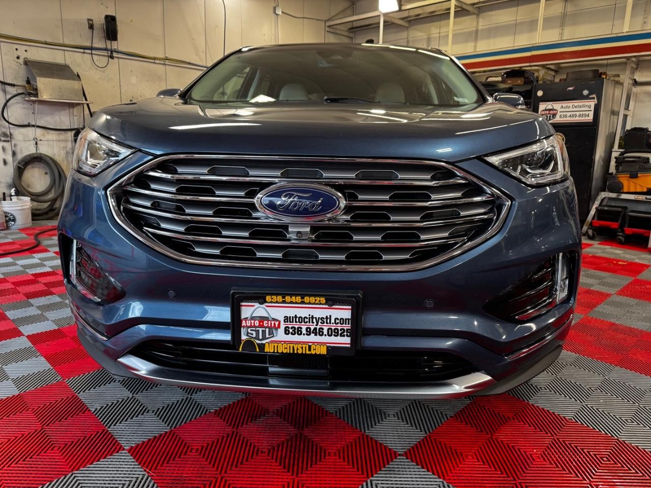 Ford Edge Vehicle Full-screen Gallery Image 02