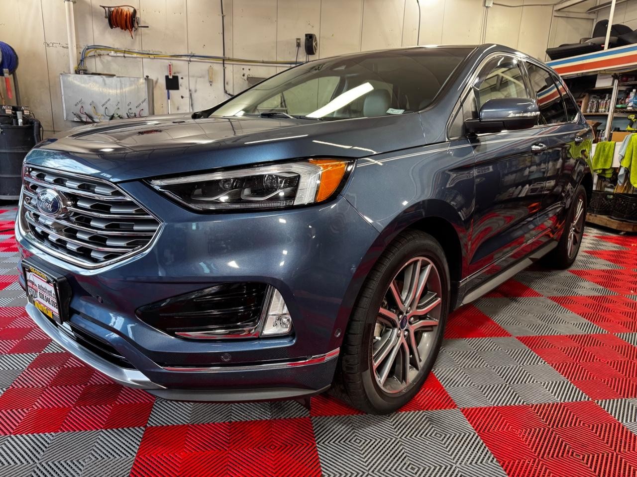 Ford Edge Vehicle Full-screen Gallery Image 03