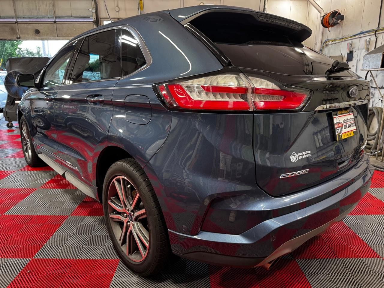 Ford Edge Vehicle Full-screen Gallery Image 05