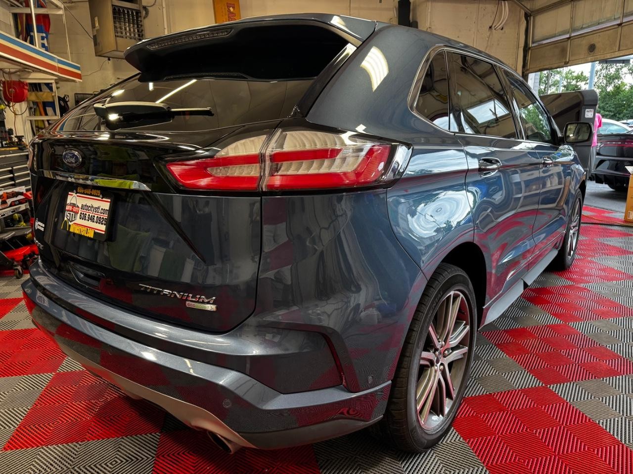 Ford Edge Vehicle Full-screen Gallery Image 07