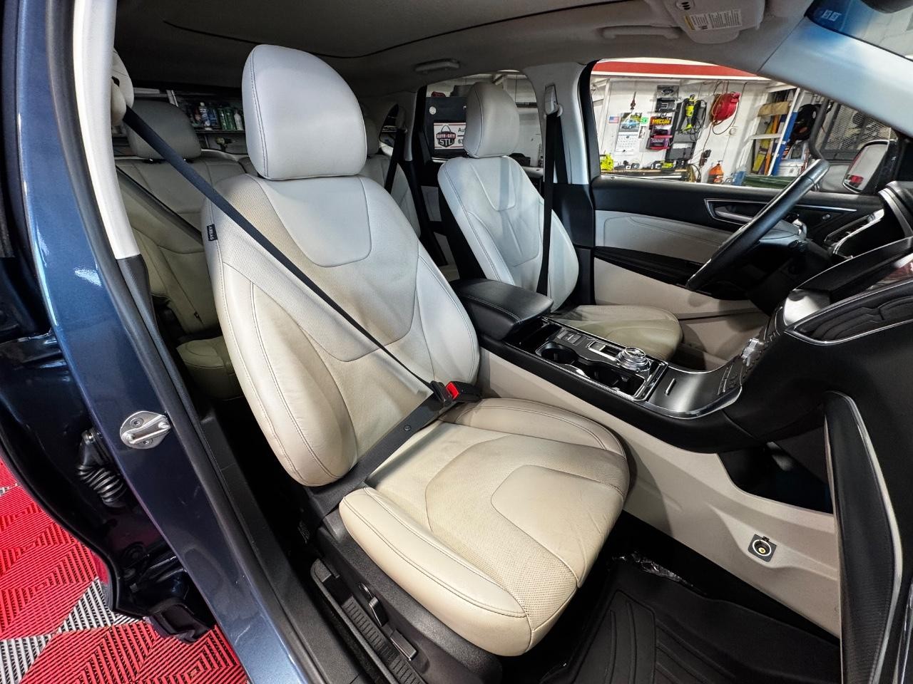 Ford Edge Vehicle Full-screen Gallery Image 09