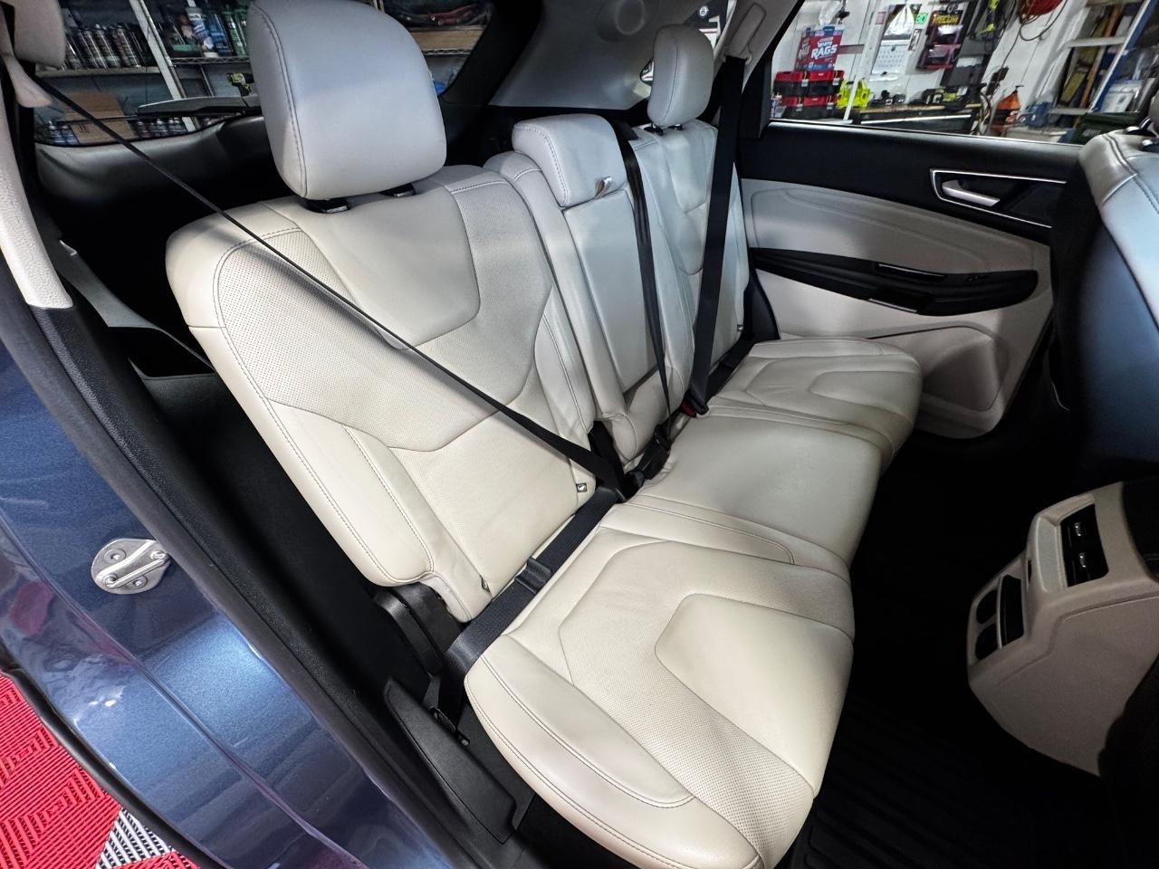 Ford Edge Vehicle Full-screen Gallery Image 10