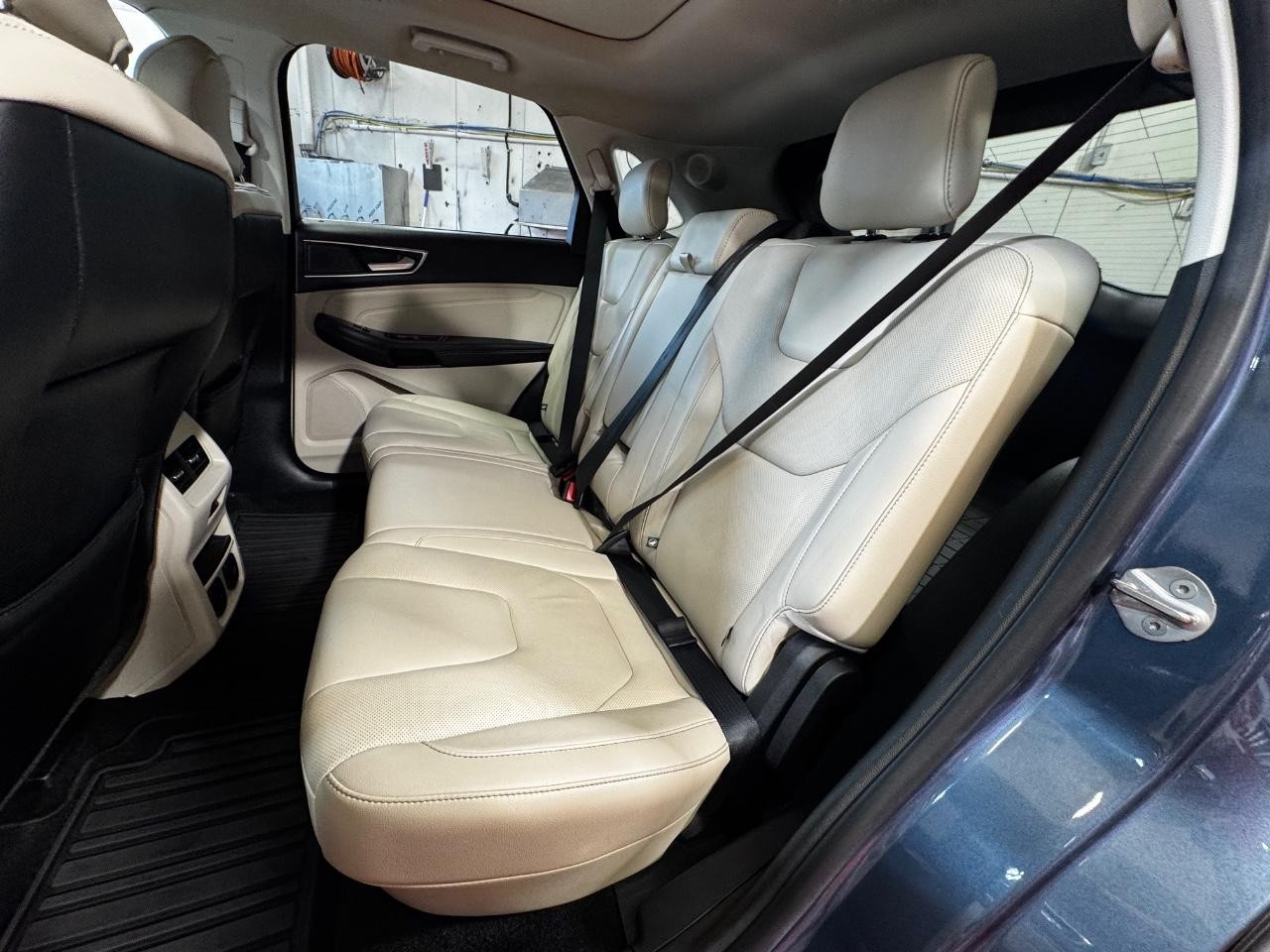 Ford Edge Vehicle Full-screen Gallery Image 14