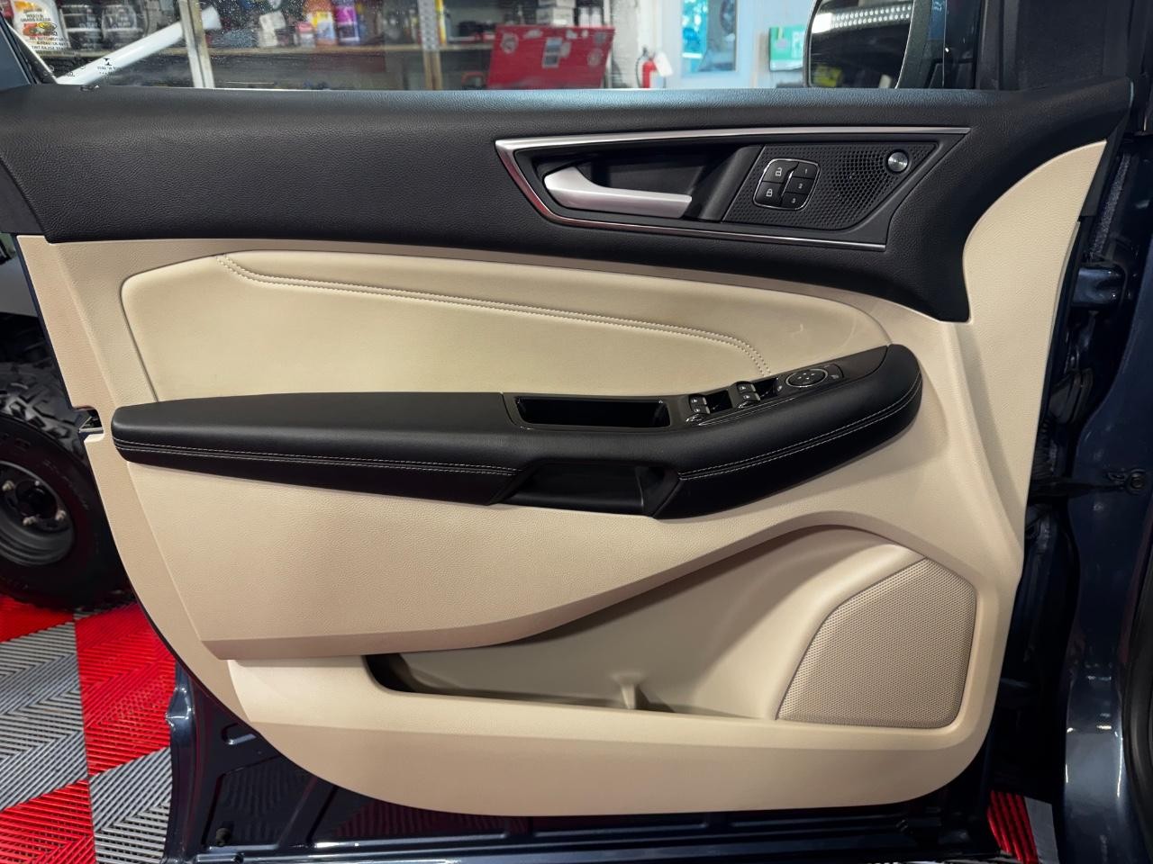 Ford Edge Vehicle Full-screen Gallery Image 17
