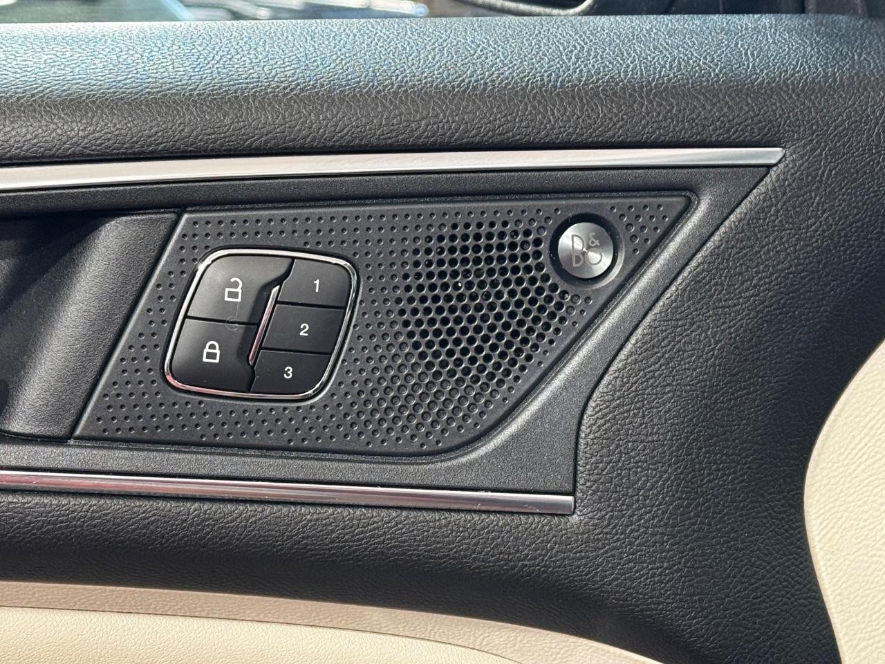 Ford Edge Vehicle Full-screen Gallery Image 18