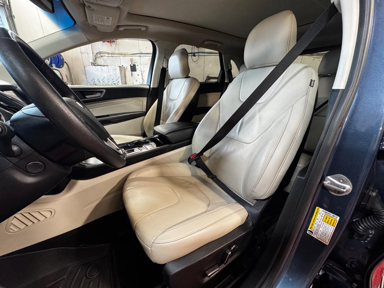 Ford Edge Vehicle Full-screen Gallery Image 19