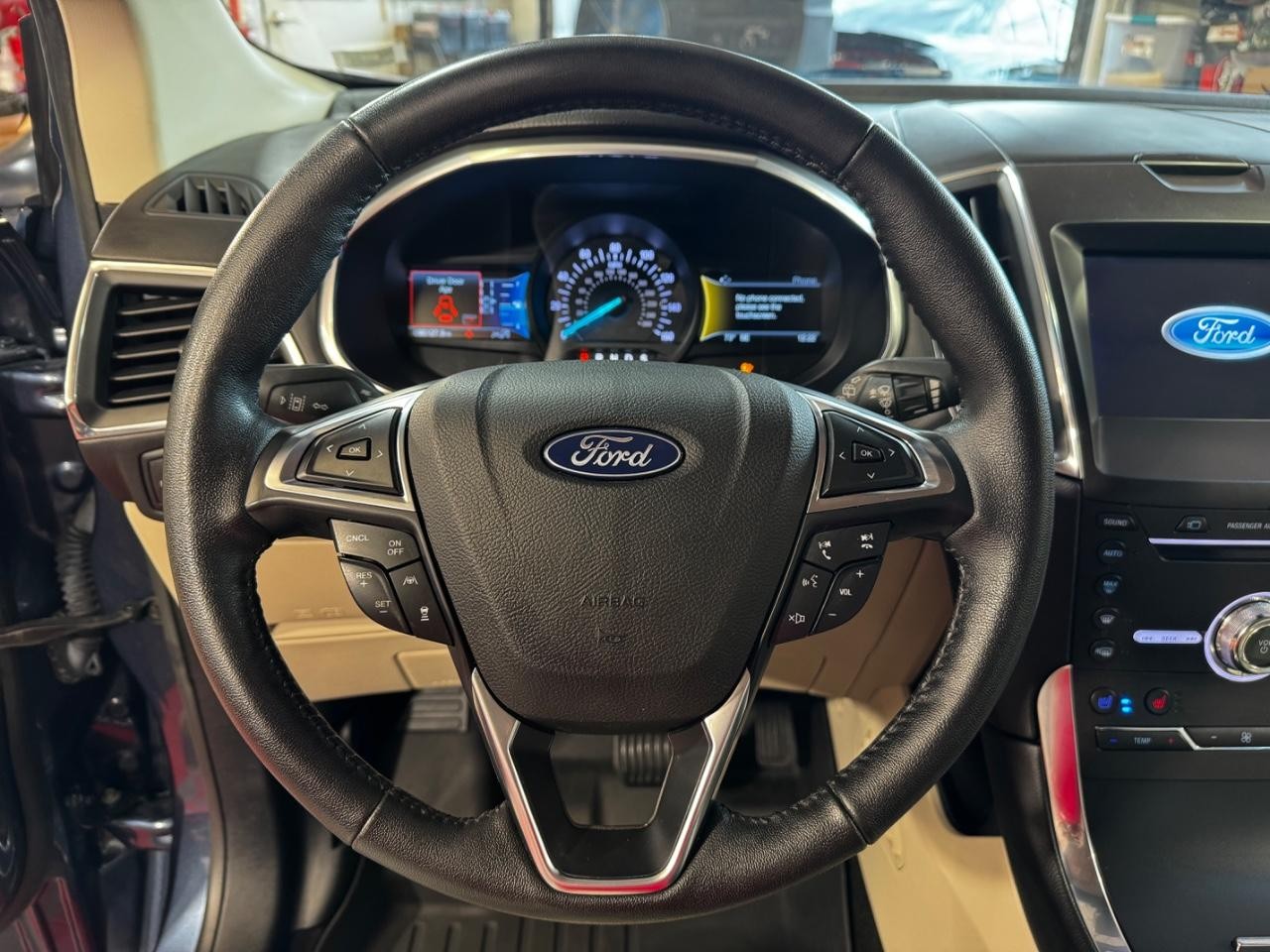 Ford Edge Vehicle Full-screen Gallery Image 21