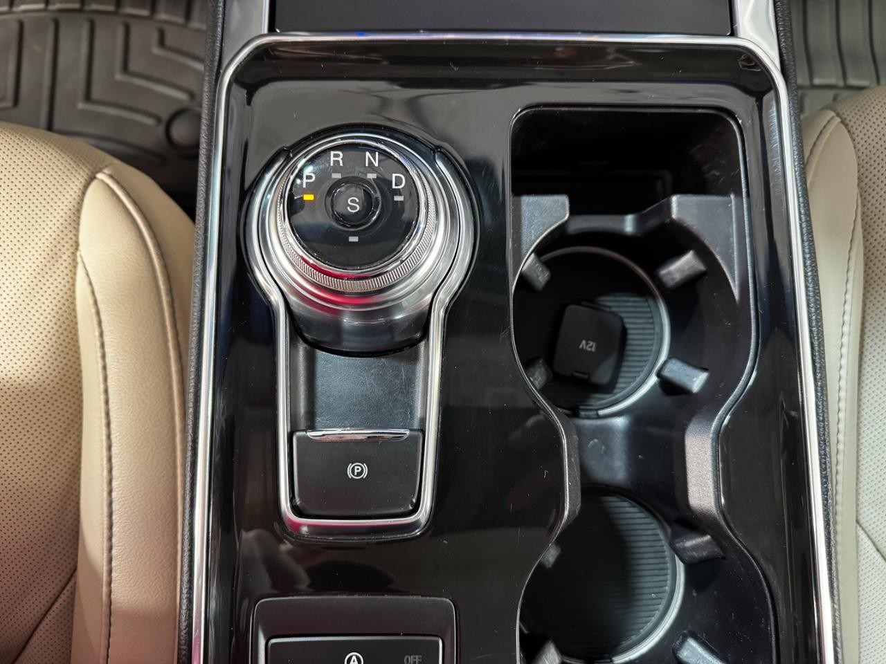 Ford Edge Vehicle Full-screen Gallery Image 26