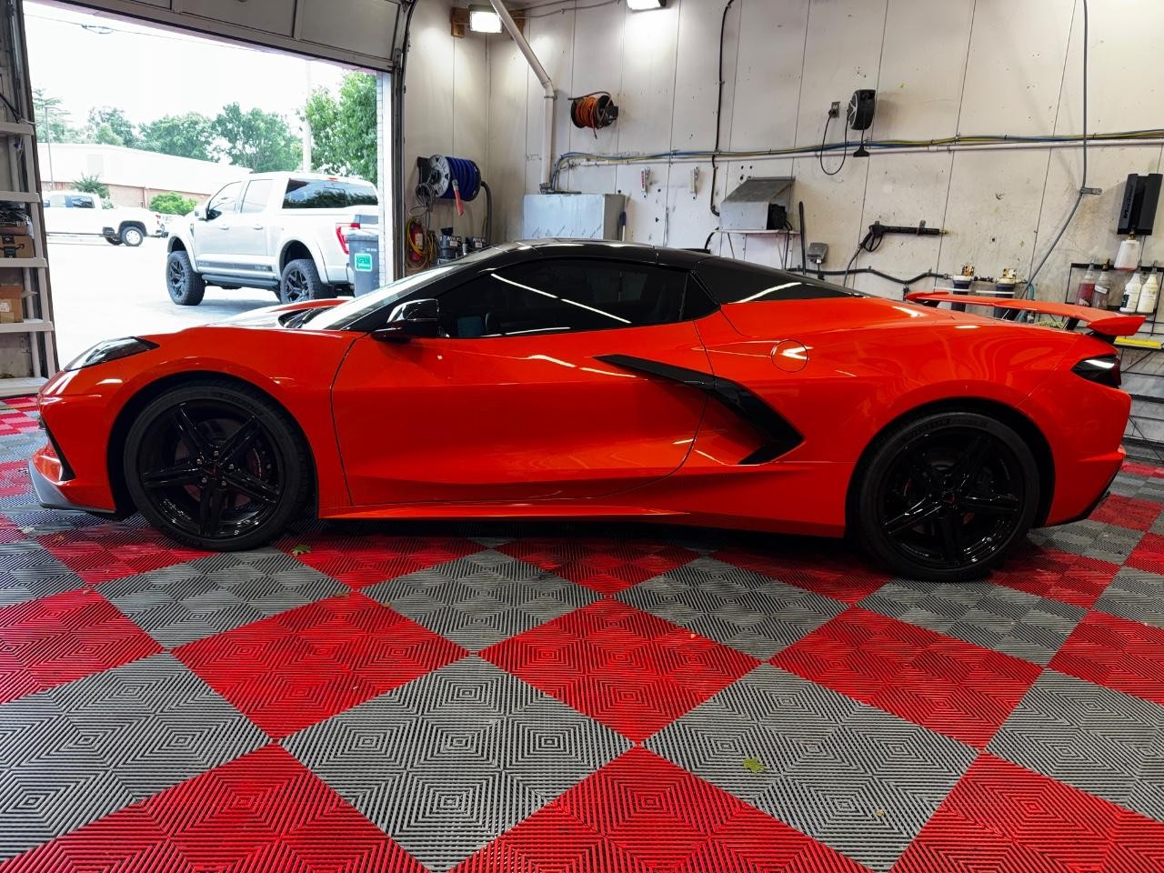 Chevrolet Corvette Vehicle Full-screen Gallery Image 04