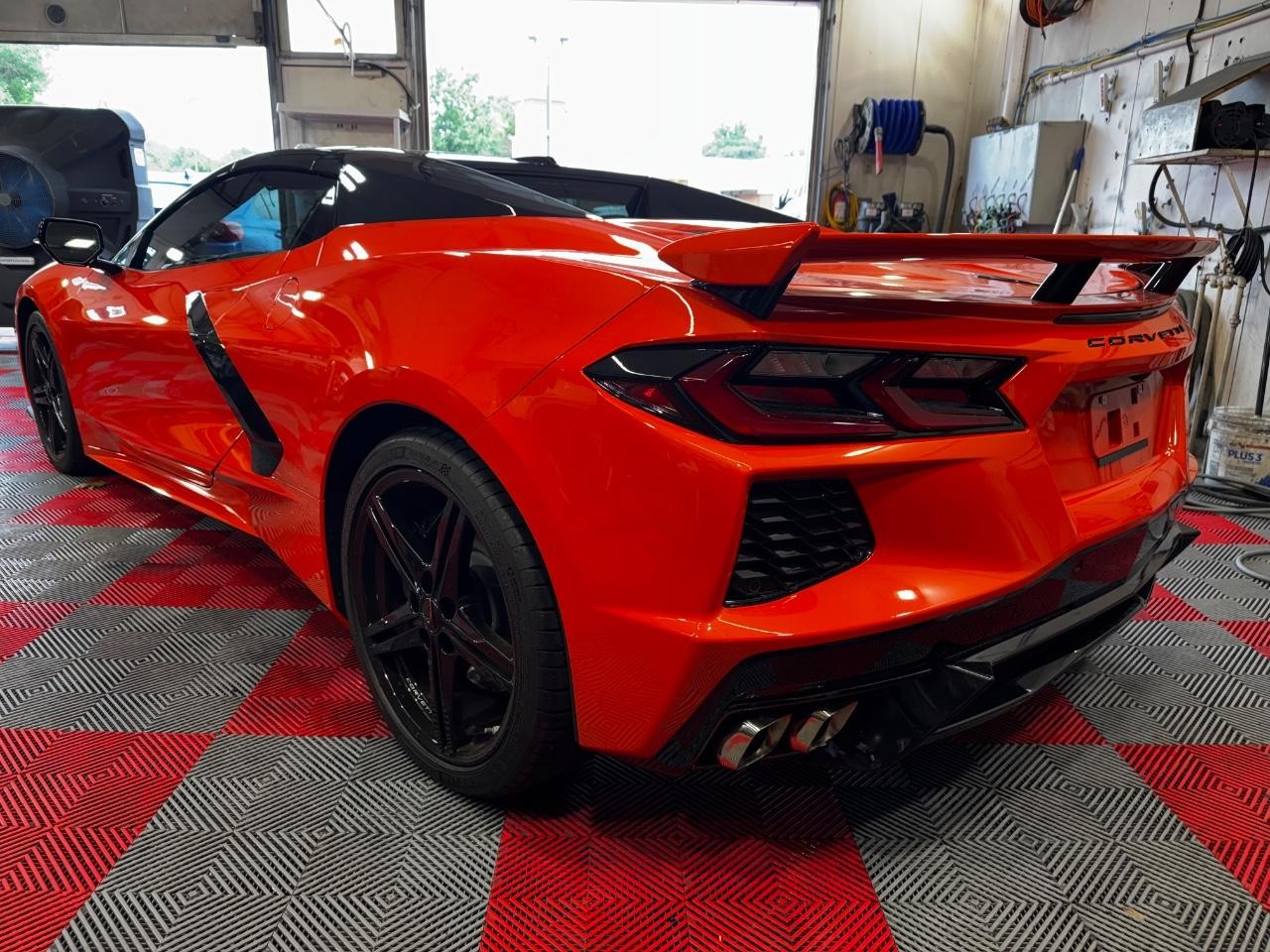 Chevrolet Corvette Vehicle Full-screen Gallery Image 05