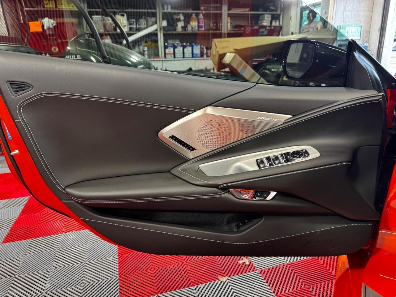 Chevrolet Corvette Vehicle Full-screen Gallery Image 20
