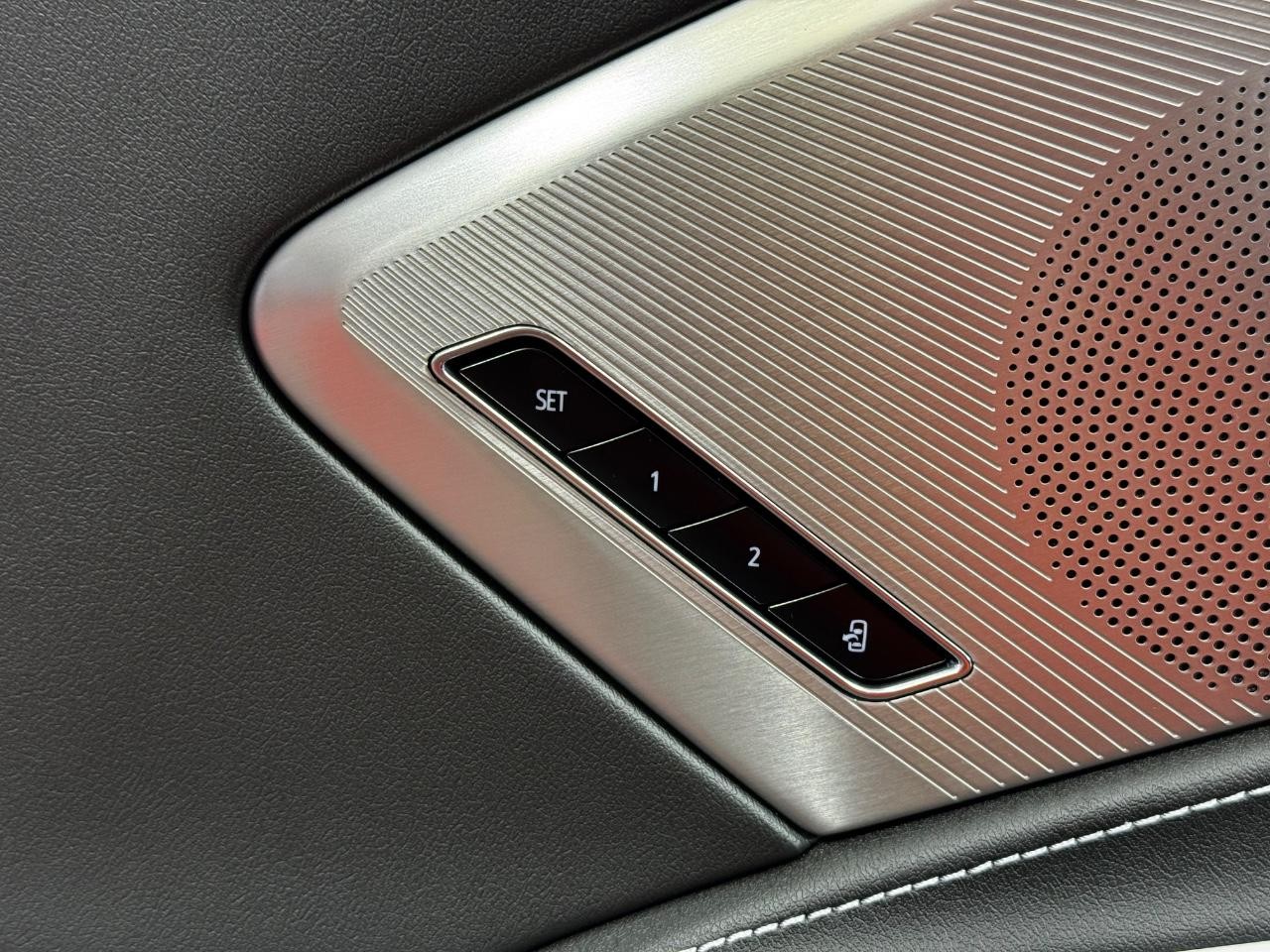 Chevrolet Corvette Vehicle Full-screen Gallery Image 22