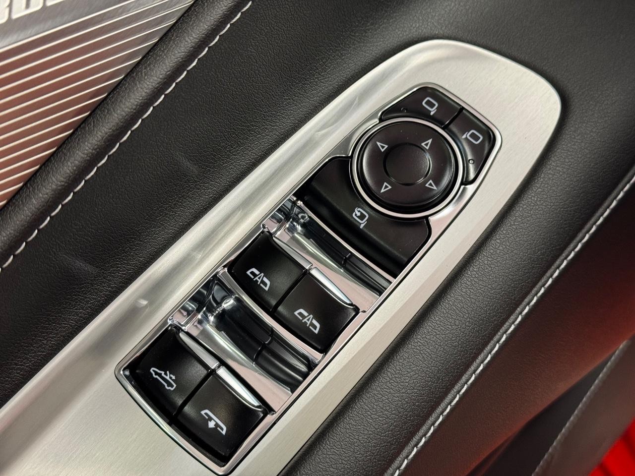 Chevrolet Corvette Vehicle Full-screen Gallery Image 23