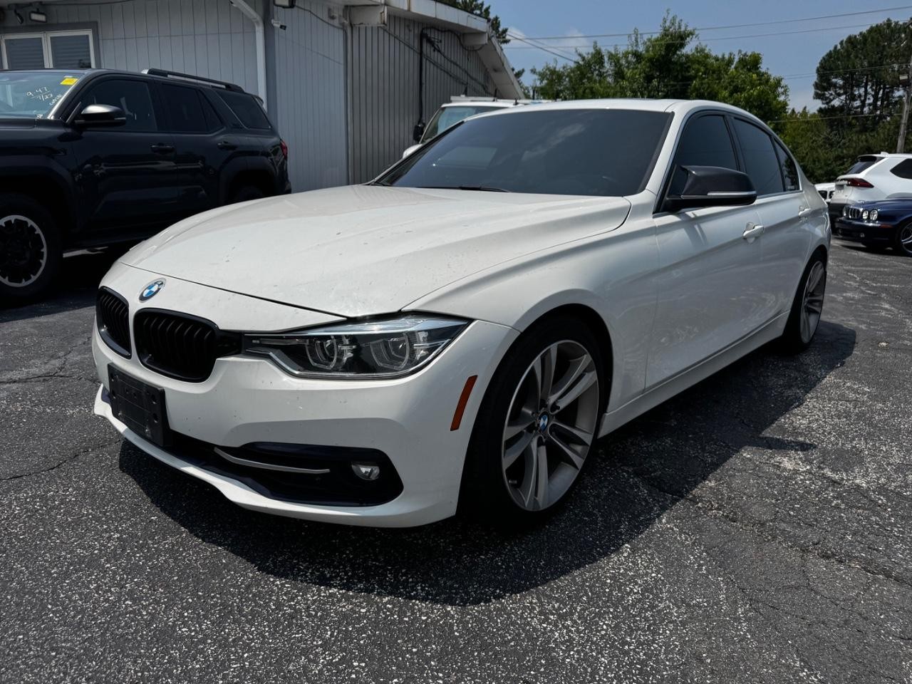 BMW 3 Series Vehicle Full-screen Gallery Image 02
