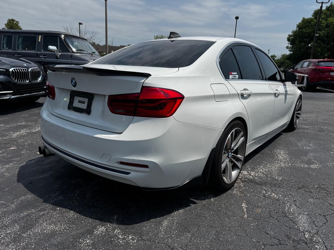 BMW 3 Series Vehicle Full-screen Gallery Image 04
