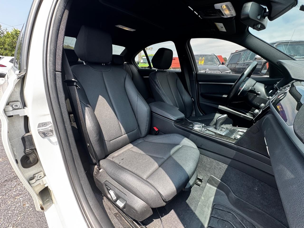 BMW 3 Series Vehicle Full-screen Gallery Image 05