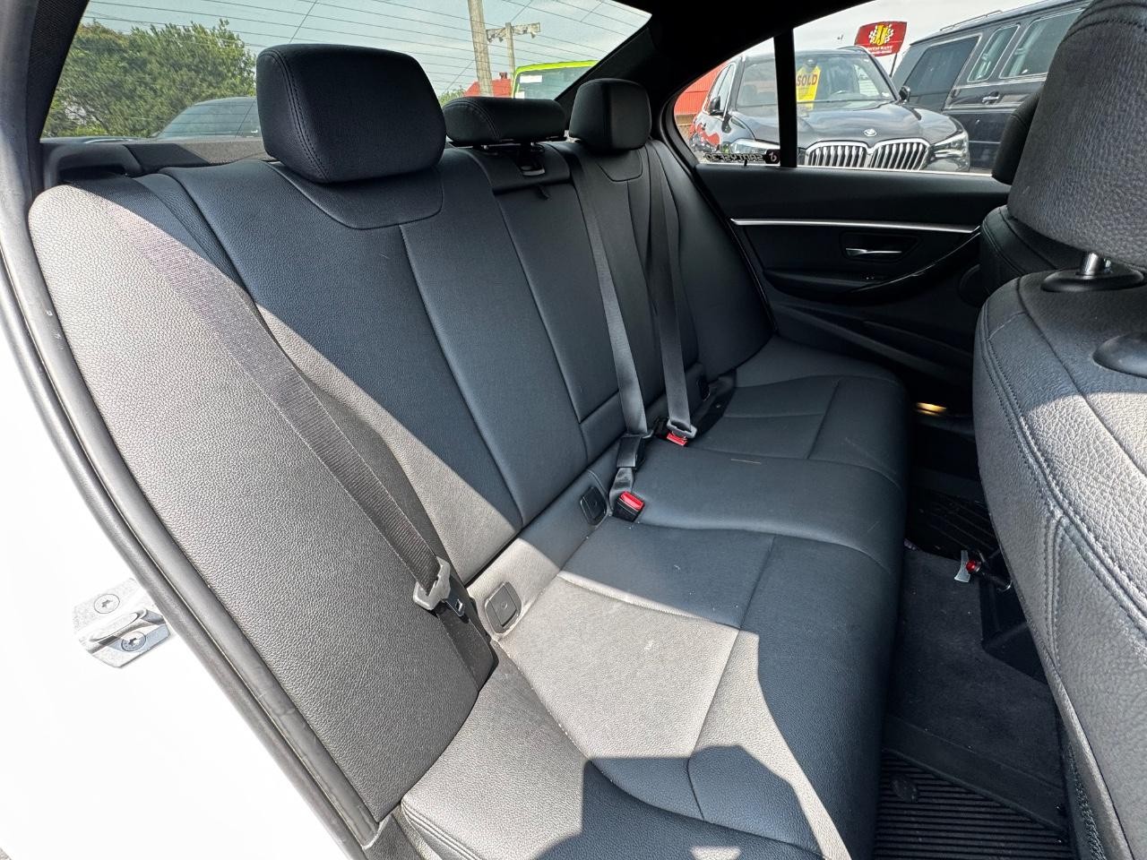 BMW 3 Series Vehicle Full-screen Gallery Image 06