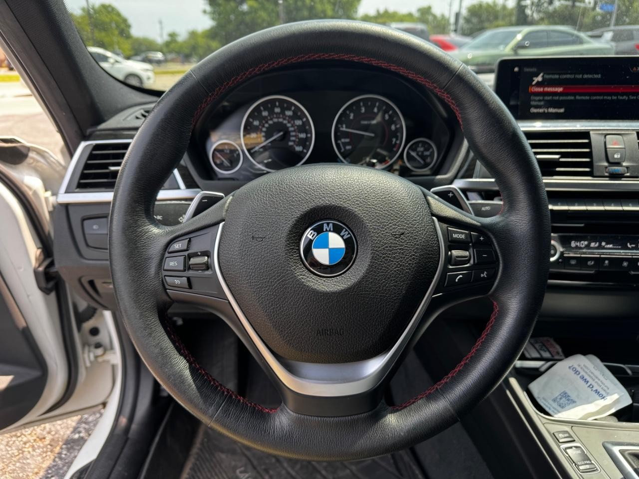 BMW 3 Series Vehicle Full-screen Gallery Image 10
