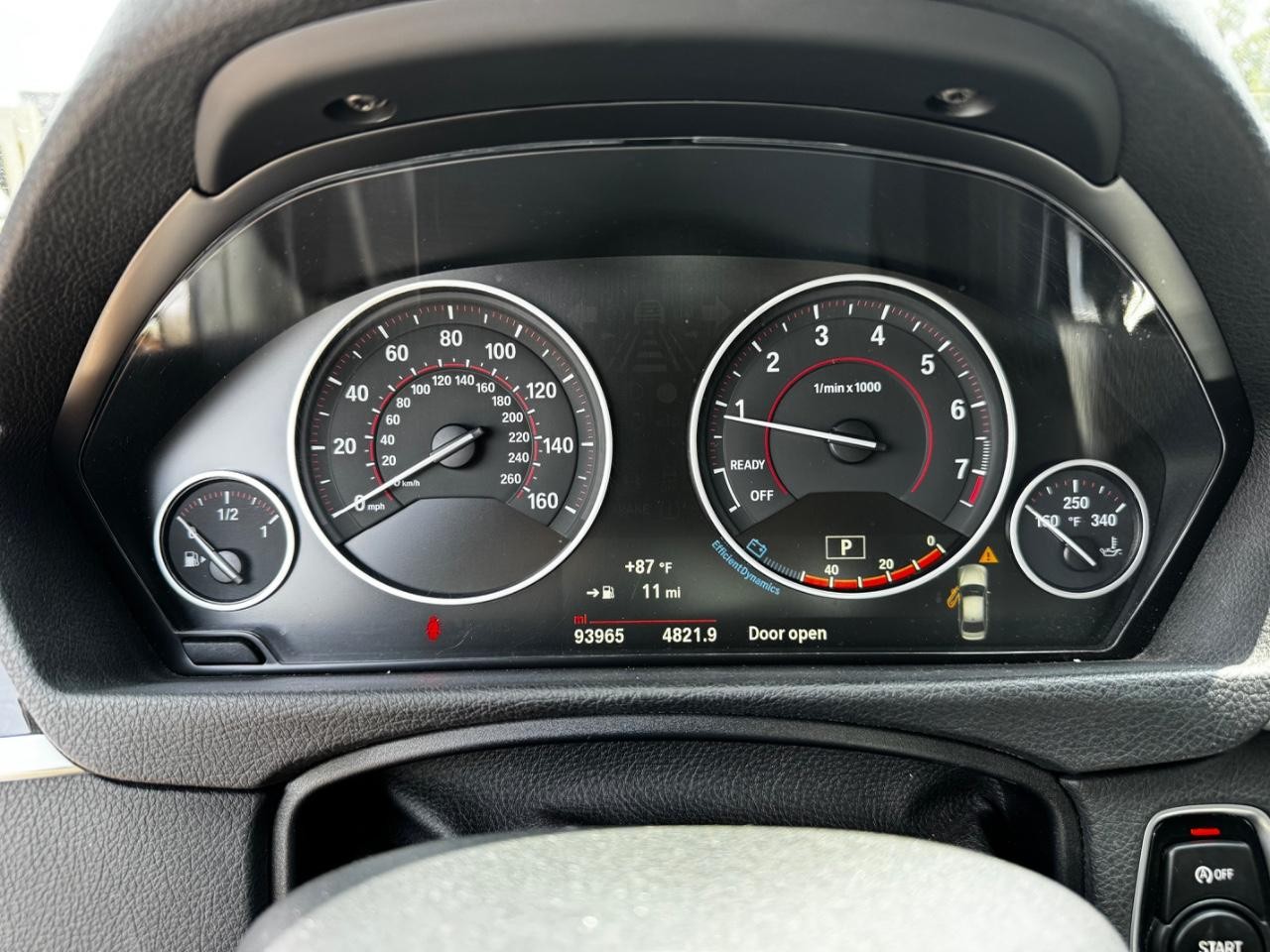 BMW 3 Series Vehicle Full-screen Gallery Image 11