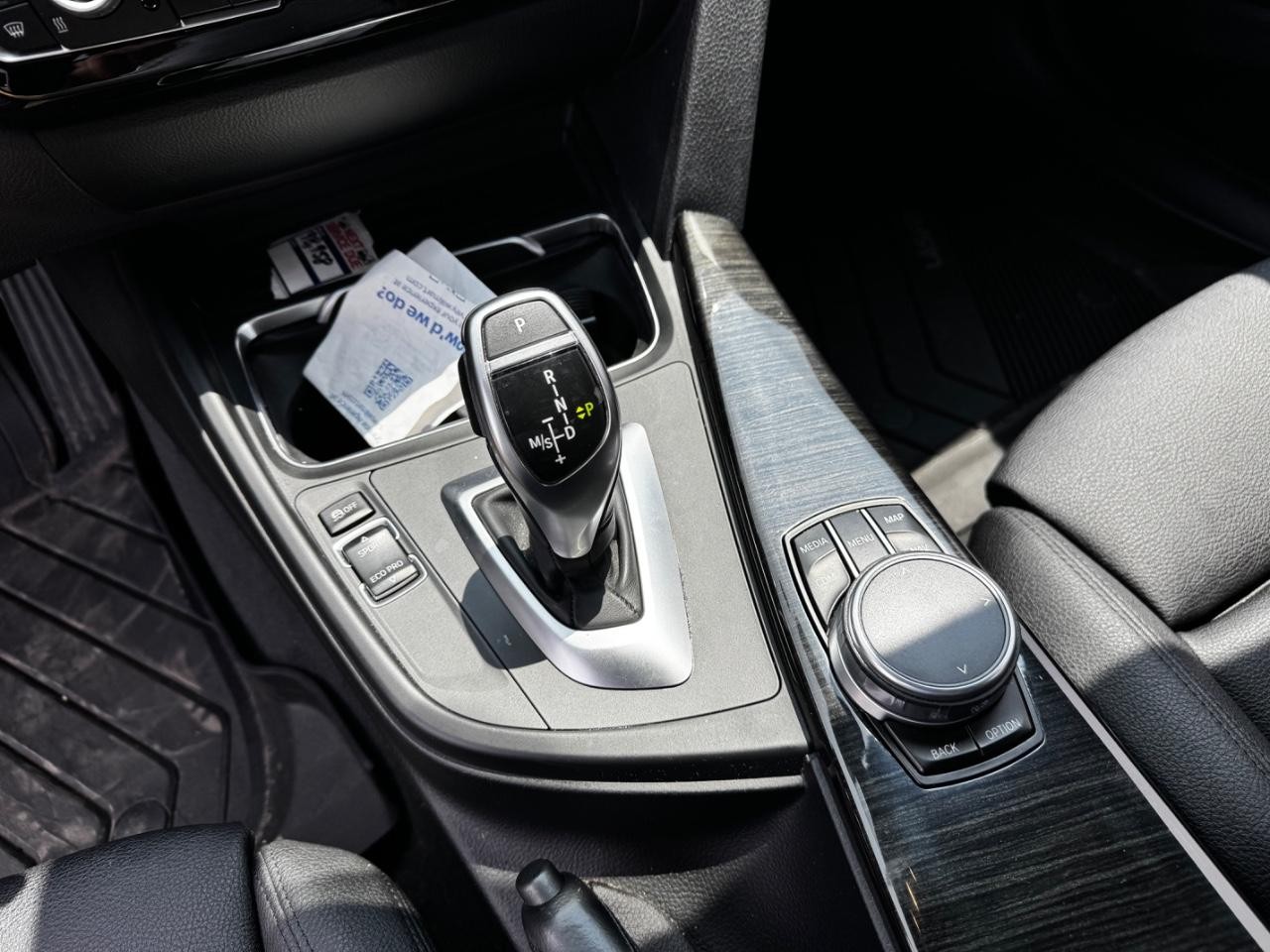 BMW 3 Series Vehicle Full-screen Gallery Image 13