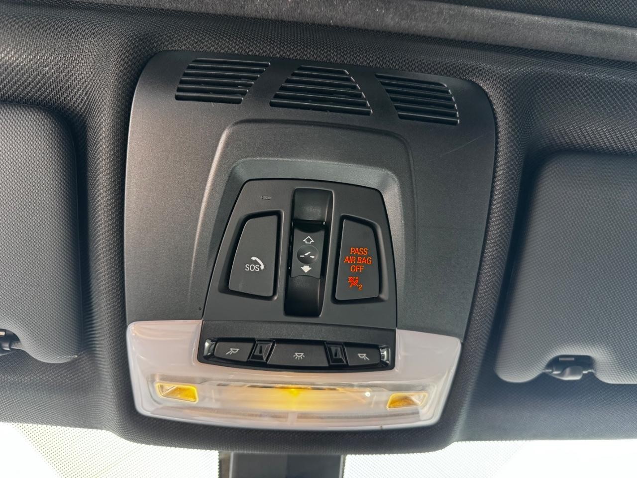 BMW 3 Series Vehicle Full-screen Gallery Image 14