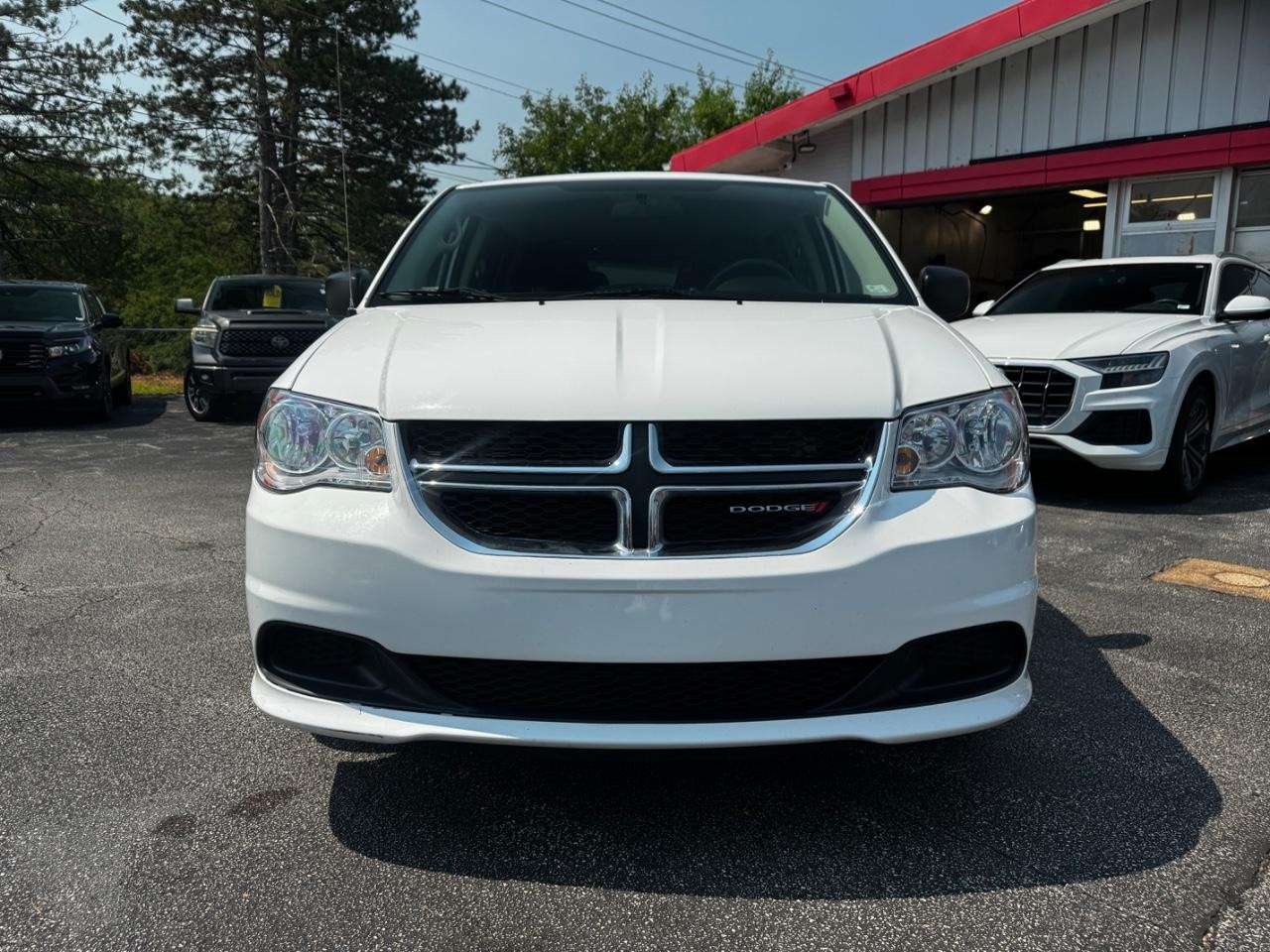 Dodge Grand Caravan Vehicle Full-screen Gallery Image 02