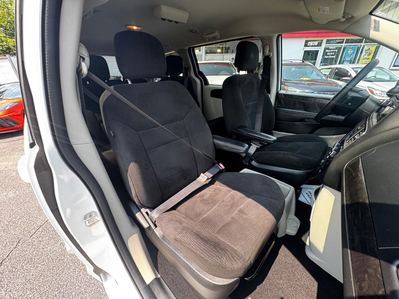 Dodge Grand Caravan Vehicle Full-screen Gallery Image 09