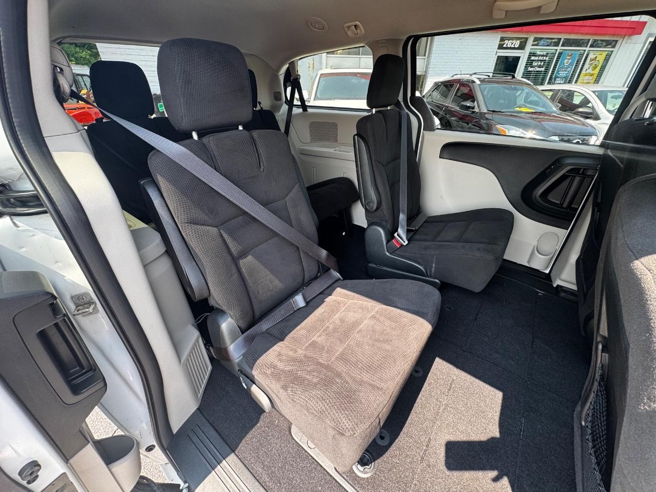 Dodge Grand Caravan Vehicle Full-screen Gallery Image 10