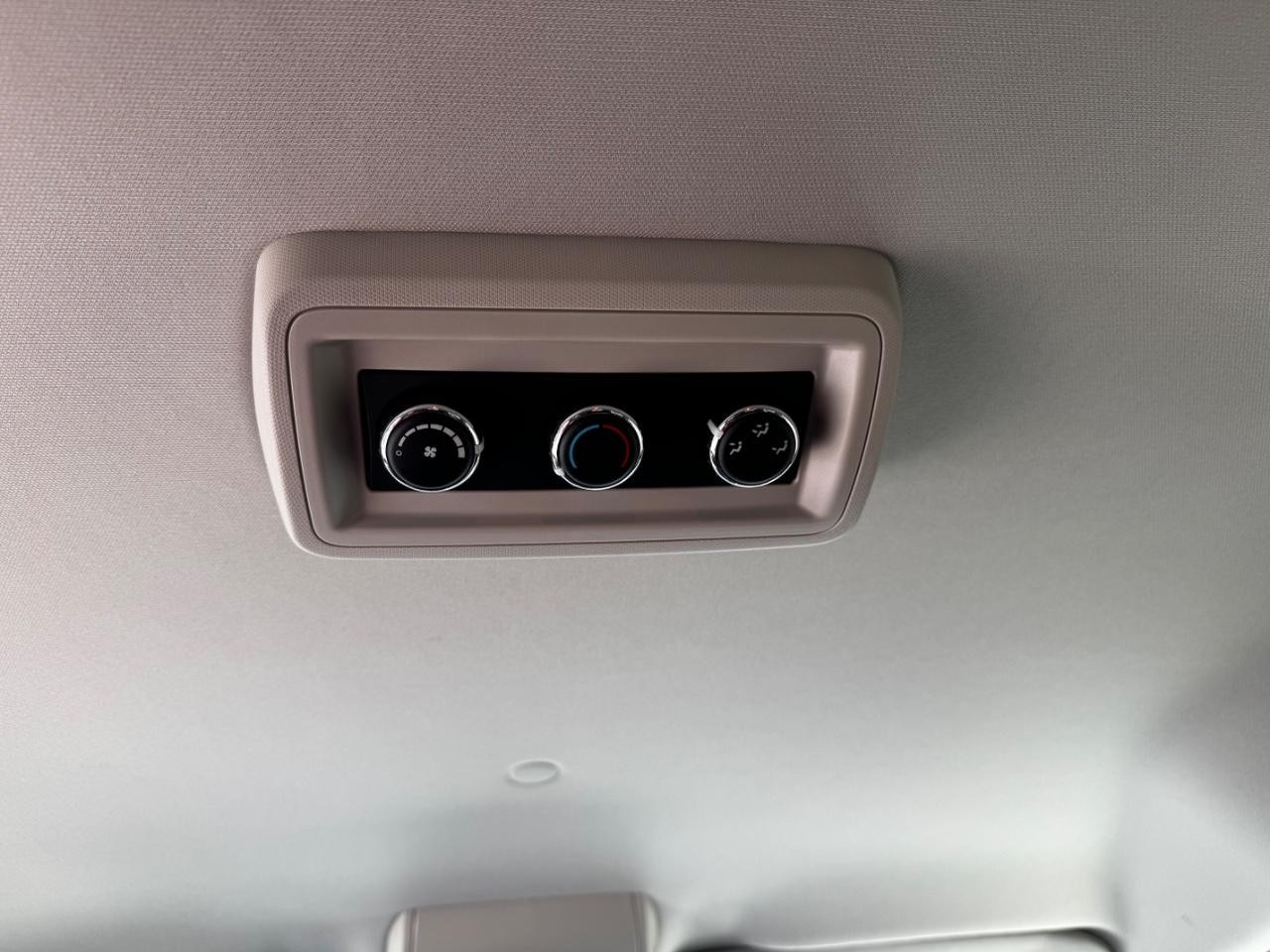 Dodge Grand Caravan Vehicle Full-screen Gallery Image 11