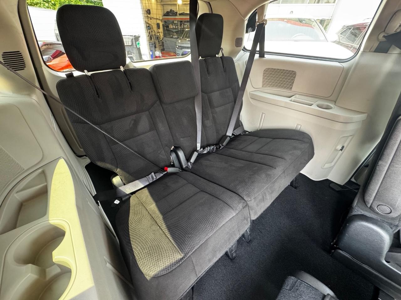 Dodge Grand Caravan Vehicle Full-screen Gallery Image 12