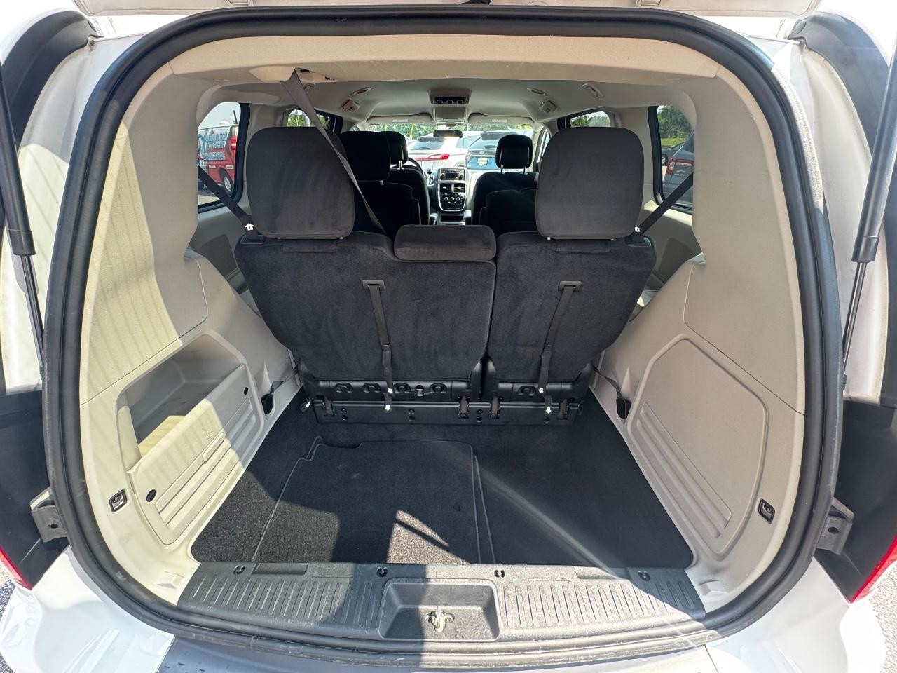 Dodge Grand Caravan Vehicle Full-screen Gallery Image 13