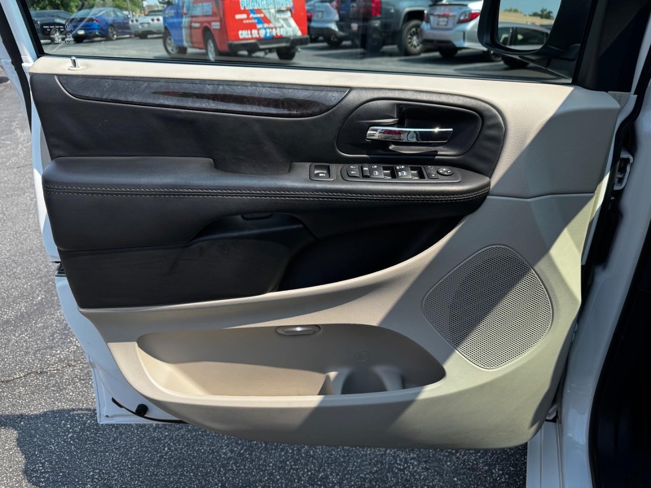 Dodge Grand Caravan Vehicle Full-screen Gallery Image 19