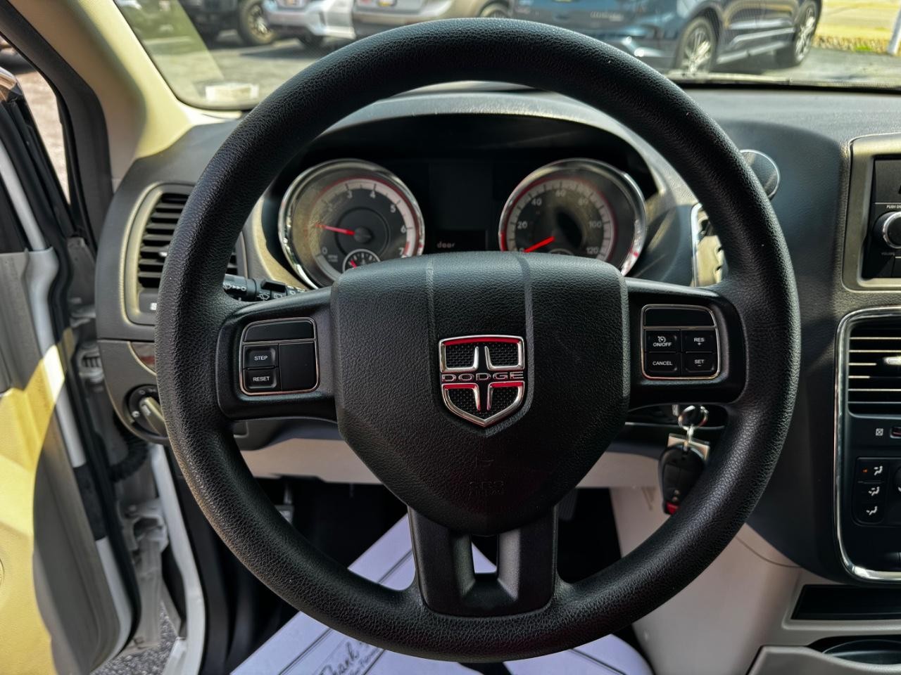 Dodge Grand Caravan Vehicle Full-screen Gallery Image 22