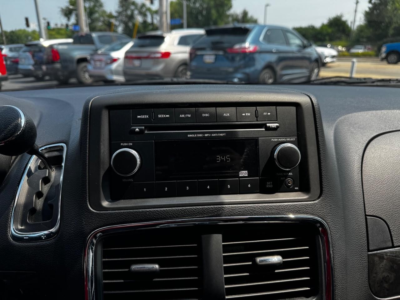 Dodge Grand Caravan Vehicle Full-screen Gallery Image 24
