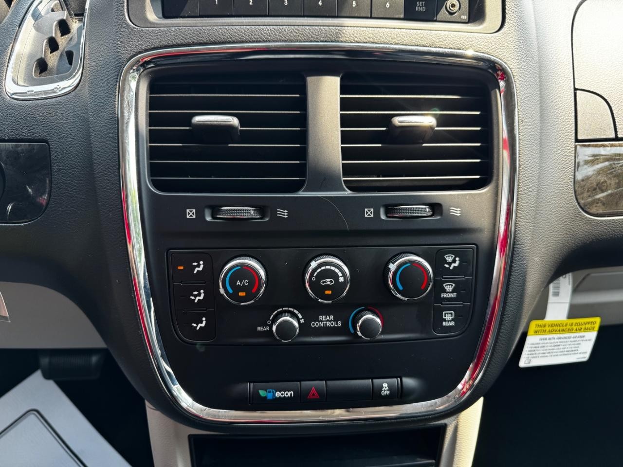 Dodge Grand Caravan Vehicle Full-screen Gallery Image 25