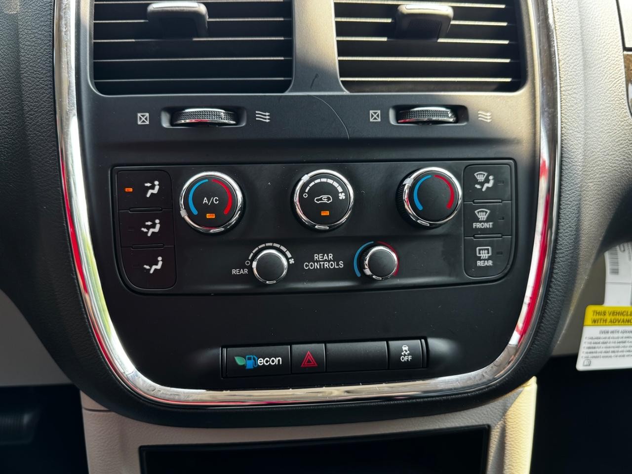 Dodge Grand Caravan Vehicle Full-screen Gallery Image 26