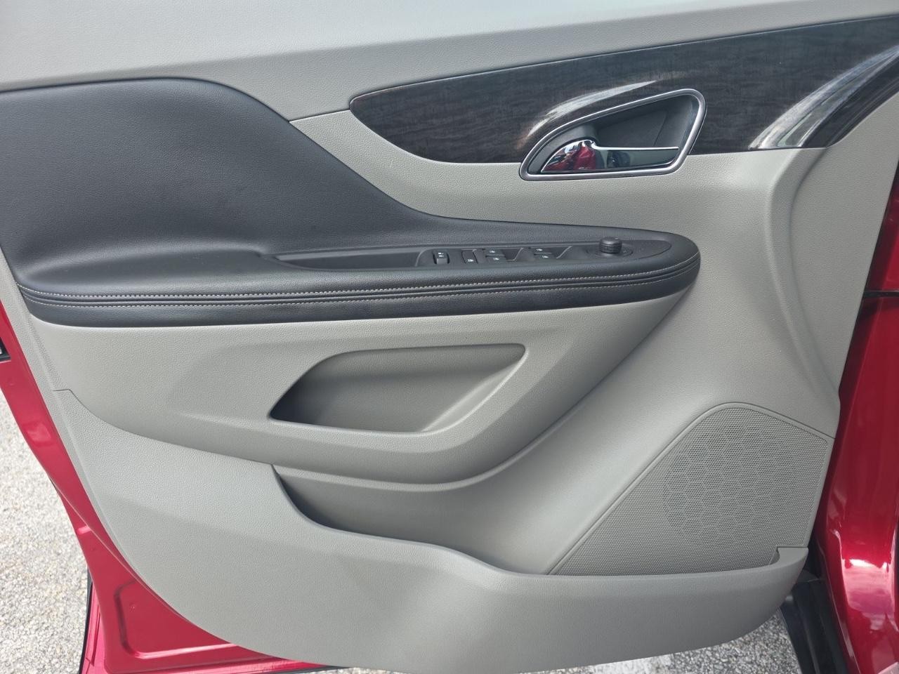 Buick Encore Vehicle Full-screen Gallery Image 09