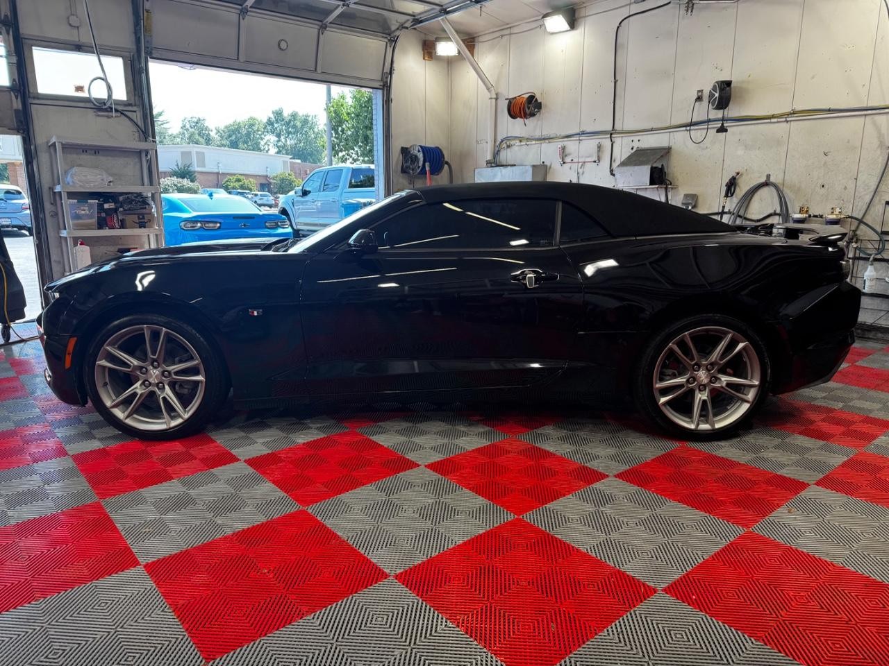 Chevrolet Camaro Vehicle Full-screen Gallery Image 04